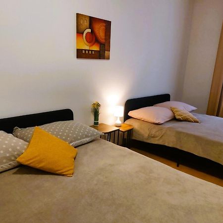 Prostorny Byt V Centru 3 Kk 80 M2 Hradec Kralove Luaran gambar