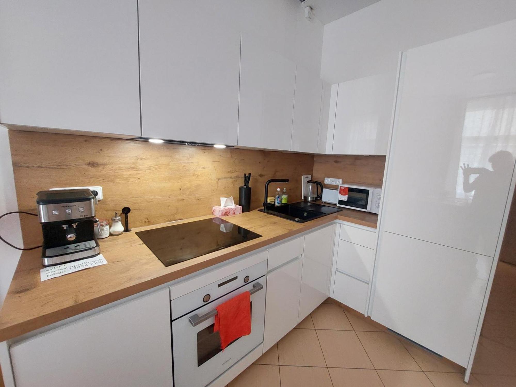 Prostorny Byt V Centru 3 Kk 80 M2 Hradec Kralove Luaran gambar