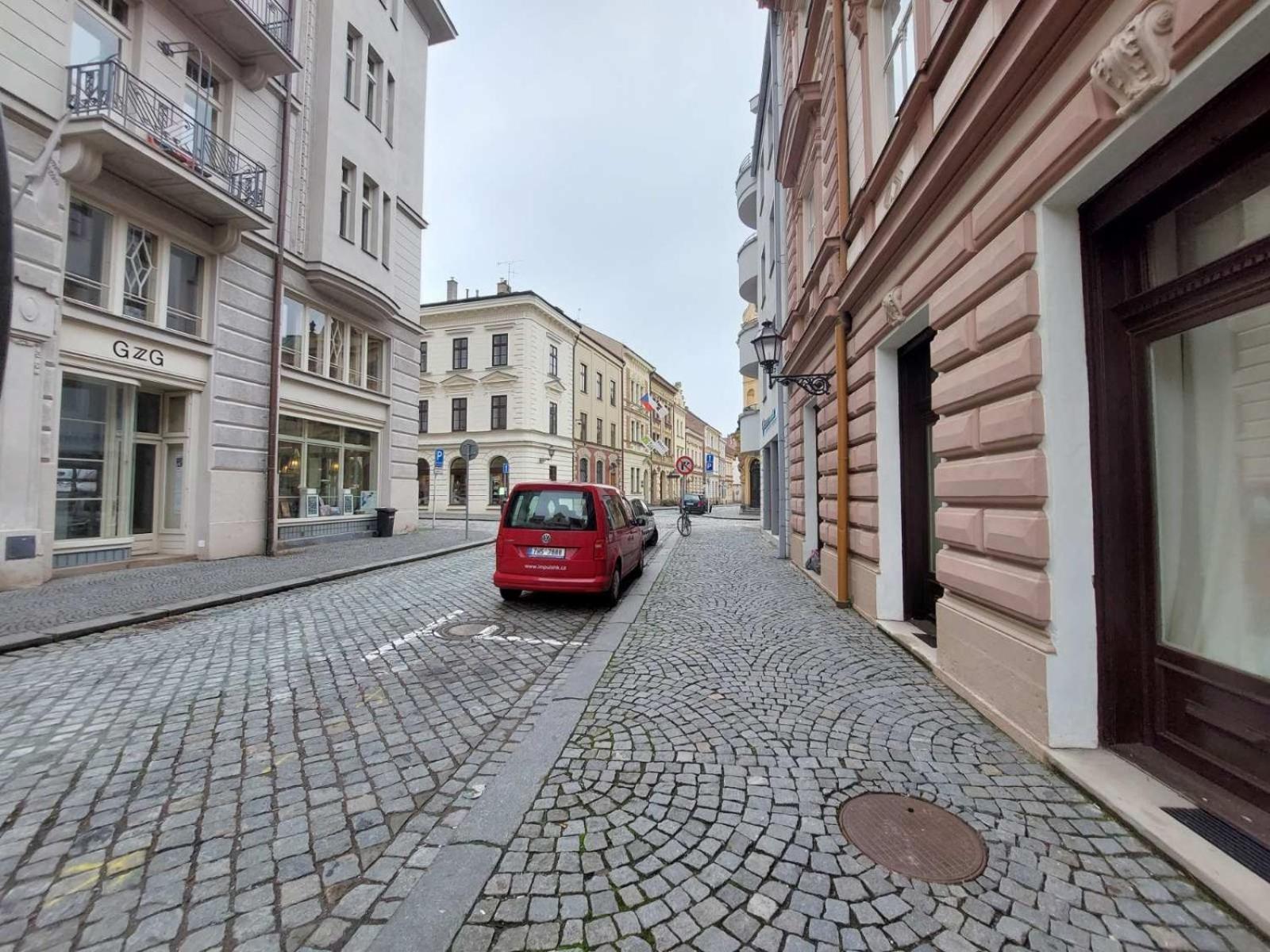 Prostorny Byt V Centru 3 Kk 80 M2 Hradec Kralove Luaran gambar