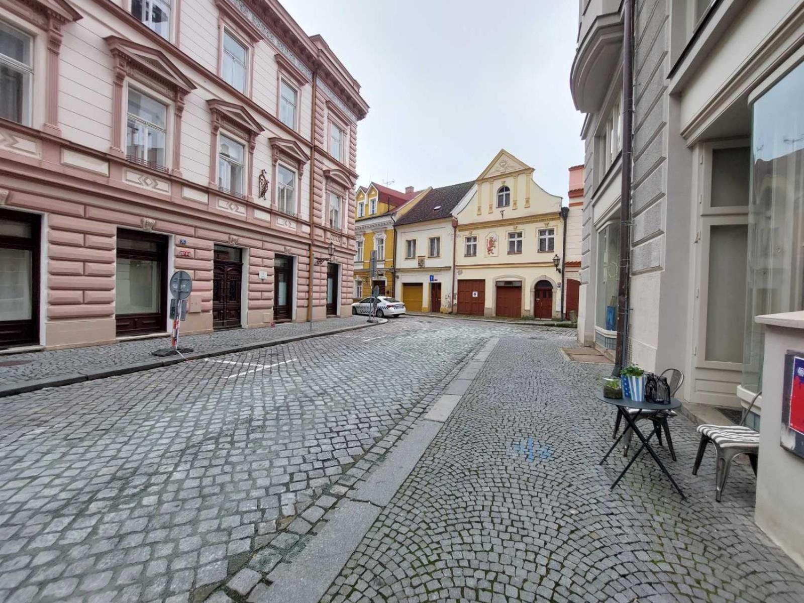 Prostorny Byt V Centru 3 Kk 80 M2 Hradec Kralove Luaran gambar