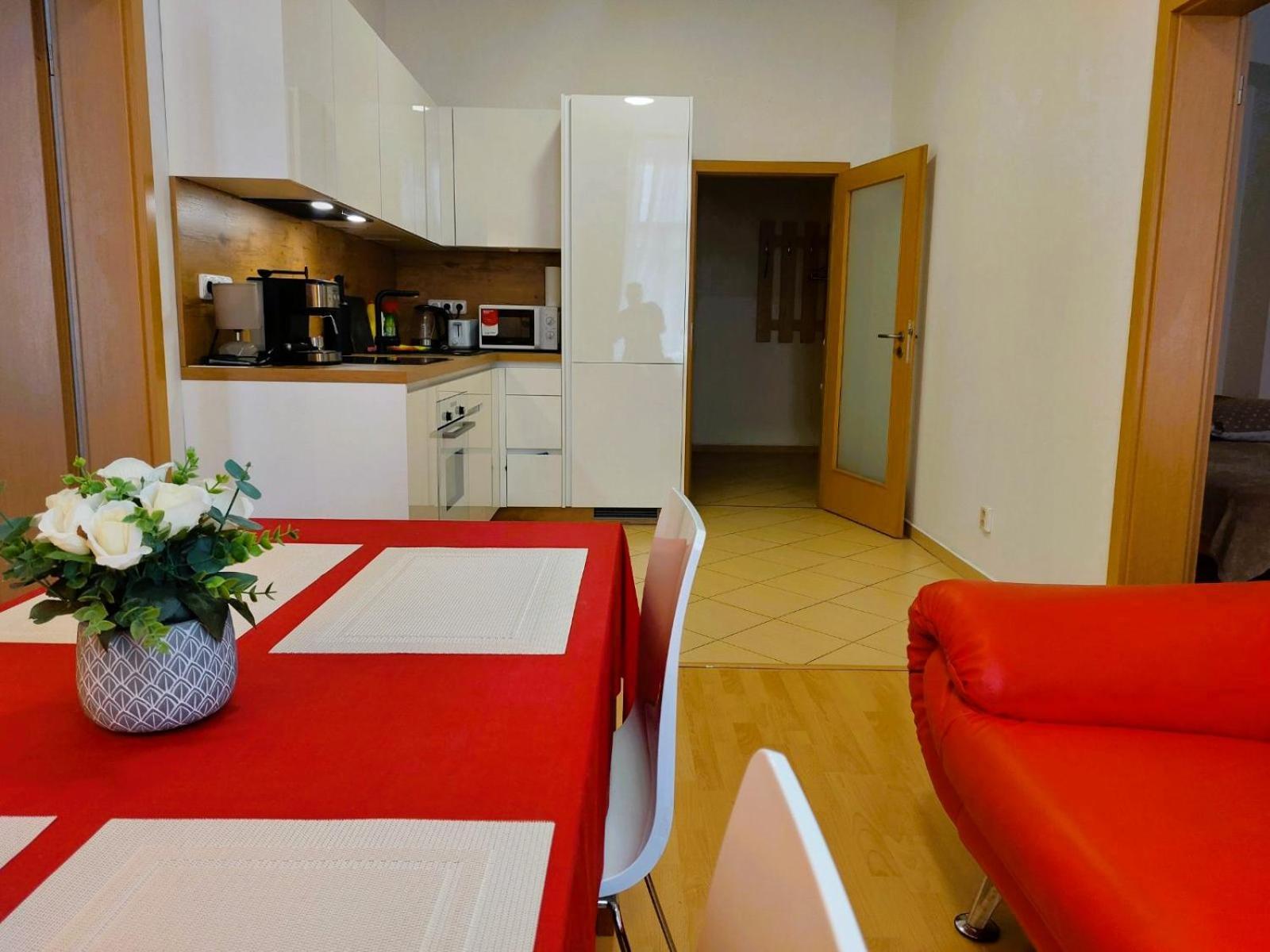 Prostorny Byt V Centru 3 Kk 80 M2 Hradec Kralove Luaran gambar