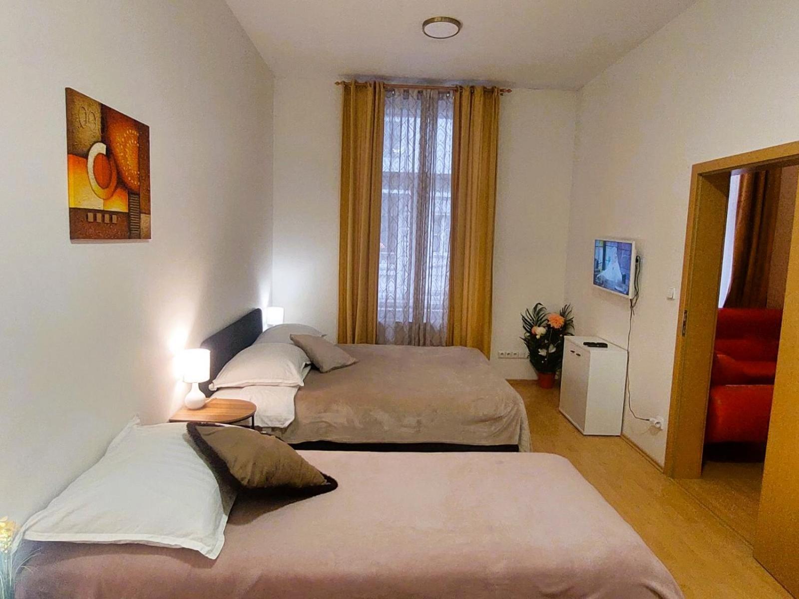 Prostorny Byt V Centru 3 Kk 80 M2 Hradec Kralove Luaran gambar