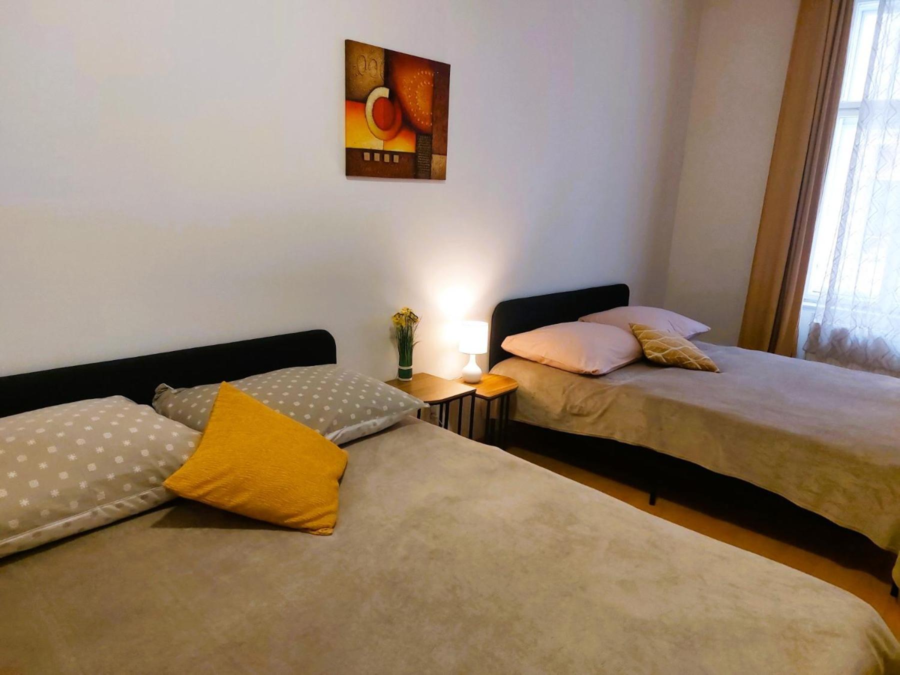 Prostorny Byt V Centru 3 Kk 80 M2 Hradec Kralove Luaran gambar